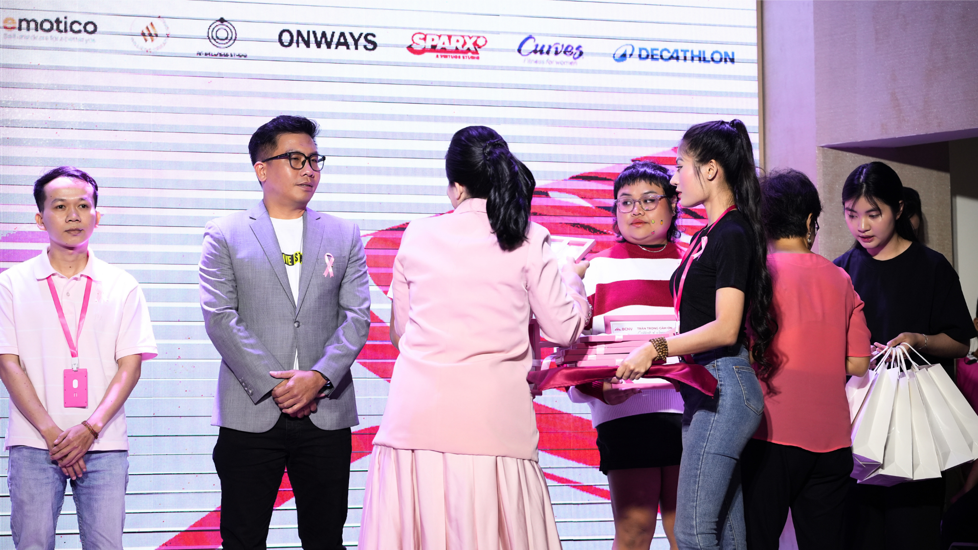 Đại diện GA nhận bằng khen tri ân nhà tài trợ tại sự kiện cộng đồng Pink Run 2025 với tinh thần Sống Chất Lượng